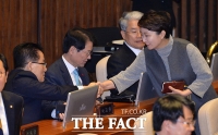 [TF포토] 통합파 의원들과 인사하는 박지원
