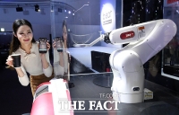 [TF포토] 국내 최초 로봇카페 '비트', '로봇 바리스타의 맛을 느껴보세요~'
