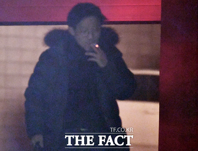 안태근 전 국장이 30일 오후 서울 서초구의 한 모처에서 모습을 드러냈다. 그는 한 손에 서류가방을 들고 담배를 태웠다. 빠른 속도로 담배를 피우면서 주변을 살폈다. /이덕인 기자