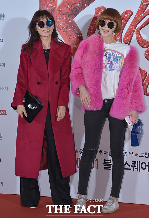 방송인 안선영(왼쪽)과 최은경이 31일 오후 서울 용산구 한남동 블루스퀘어에서 열린 뮤지컬 킹키부츠 VIP데이 행사에 참석해 포토타임을 갖고 있다. /김세정 인턴기자