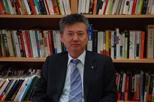 홍성국 전 미래에셋대우 사장은 지난달 31일 삼성전자의 액면분할에 대해 한국 재벌의 후계 승계 종료라고 해석했다. /홍성국 페이스북