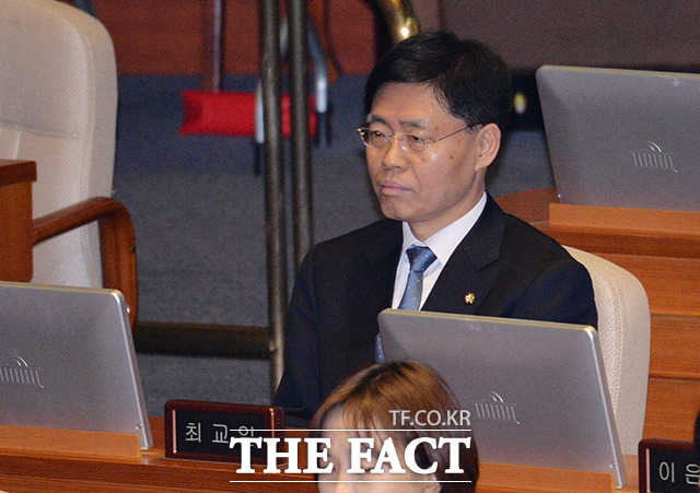검사 성추행 추문에 연루된 최교일 자유한국당 의원이 1일 서울 여의도 국회에서 열린 본회의에 참석해 자리를 지키고 있다. /문병희 기자
