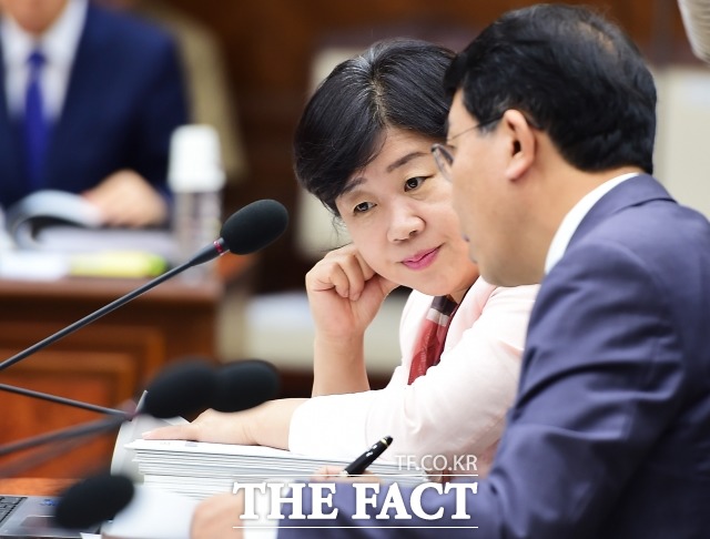 예비군지원법을 대표발의한 서영교 더불어민주당 의원은 1일 애국페이를 강요할 것이 아니라 실질적인 보상이 이뤄져야 한다. 법사위에서 야당이 예비군법 통과를 미루는 것은 엄연한 민생외면이며, 야당의 발목잡기라고 지적했다. /배정한 기자