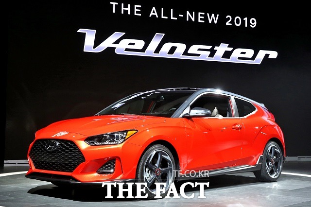 현대자동차는 지난달16일 미국 디트로이트 코보 컨벤션 센터에서 열린 2018 북미 국제 오토쇼에서 신형 벨로스터와 고성능 모델 벨로스터 N을 세계 최초로 공개했다.