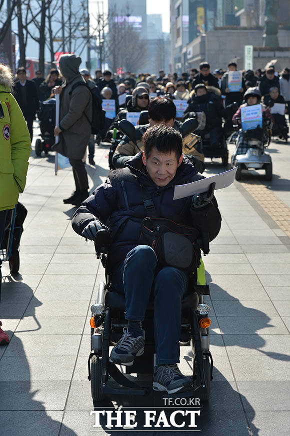 기자회견 후 청와대로 행진하는 전국장애인차별철폐연대 회원들