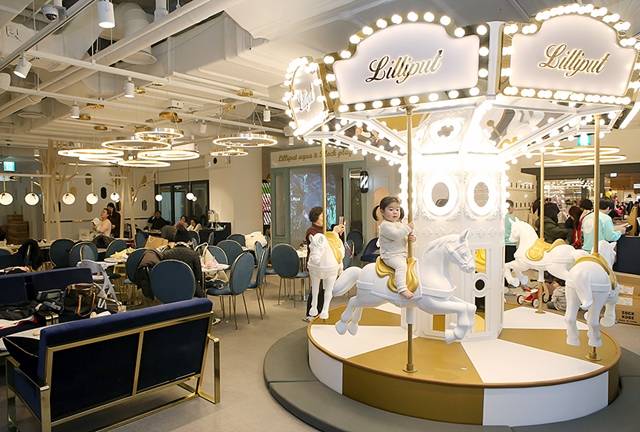 현대백화점은 최근 유·아동 대상 특화 콘텐츠로 꾸며진 대규모 키즈 전문관을 천호점 8층에 선보였다. 업계에서 유·아동 관련 콘텐츠만으로 백화점 한 개 층을 꾸민 것은 처음이다. /현대백화점 제공