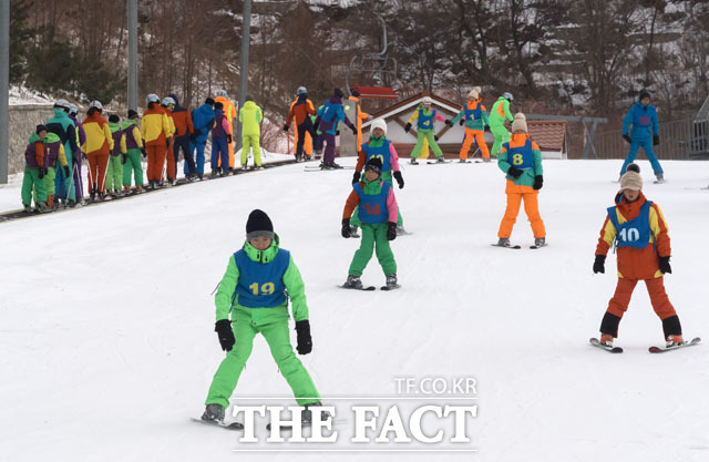 북한 어린이들이 지난달 31일 북한 강원도 원산 인근에 위치한 마식령스키장에서 스키를 배우고 있다./사진공동취재단
