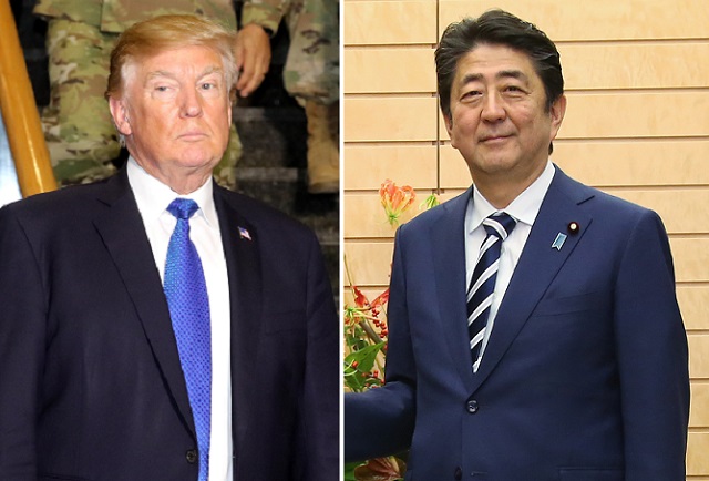 도널드 트럼프 미국 대통령(왼쪽)과 아베 신조 일본 총리가 2일(현지시간) 전화통화를 하고 북한에 대한 압박을 강화하는 방안 등을 논의한 것으로 알려졌다. /사진공동취재단, 자유한국당 제공