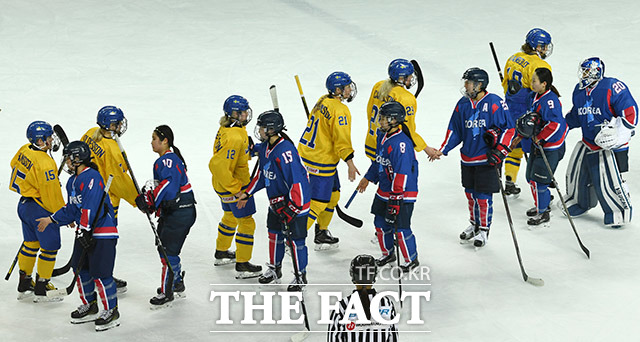 2018 평창동계올림픽을 앞두고 4일 오후 인천시 연수구 인천선학국제빙상장에서 열린 여자 아이스하키 남북 단일팀과 스웨덴 대표팀과의 평가전을 마친 남북 단일팀 선수들이 스웨덴 대표팀 선수들과 인사를 하고 있다.