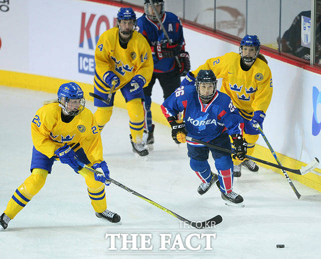 스웨던 선수들을 따돌리는 단일팀의 북한 정수현.