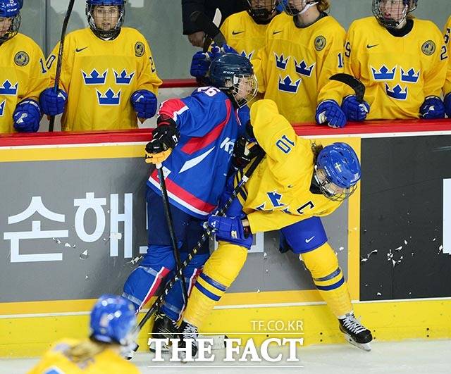 스웨덴 선수와 몸싸움 하는 단일팀 북한 정수현.