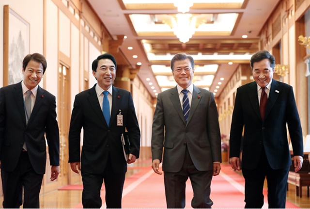 최근 청와대 참모진들이 6·13 지방선거 출마를 위해 사표를 냈다. 박수현(왼쪽 두 번째) 청와대 대변인은 충남지사 출마를 위해 2일자로 대변인직에서 물러났다./청와대 제공