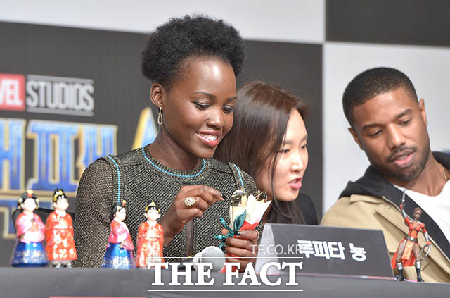 배우 루피타 뇽(왼쪽)이 5일 오전 서울 종로구 포시즌스호텔에서 열린 영화 블랙 팬서의 아시아 프리미어 내한 기자회견에 참석해 받은 기념 선물을 확인하고 있다. /김세정 인턴기자