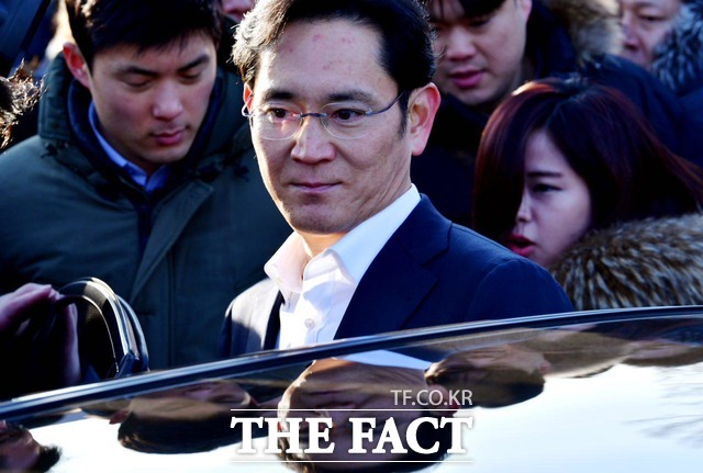 이재용 삼성전자 부회장이 5일 징역 2년6개월에 집행유예 4년을 선고받은 가운데 출감 절차를 마치고 집으로 귀가하기 위해 차량에 탑승하고 있다. /의왕=이덕인 기자