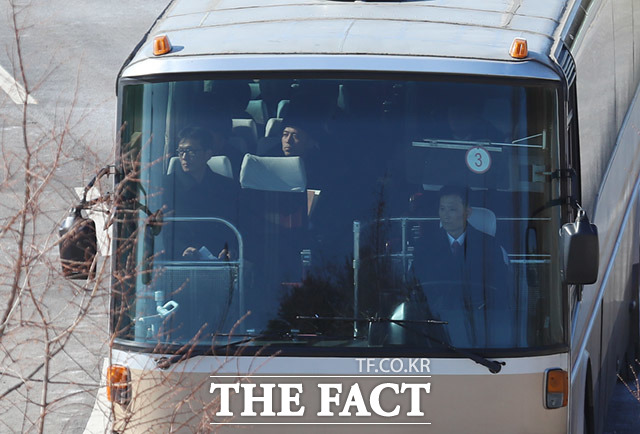 북한 예술단 선발대 23명이 탑승한 버스와 장비 운반 차량이 5일 오전 경기도 파주시 도라산 남북출입사무소를 통해 입경하고 있다. /파주=사진공동취재단