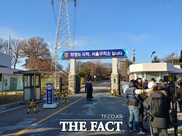 이재용 삼성전자 부회장이 5일 서울 서초동 서울고법 형사13부가 진행한 항소심 선고 공판에서 징역 2년6개월에 집행유예 4년을 선고받고 석방된 가운데 서울구치소 앞에 취재진이 대기하고 있다. /의왕=이성락 기자