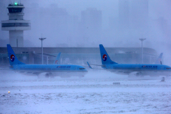 6일 제주국제공항 활주로가 악천후로 임시 폐쇄됐다. /사진=서울신문