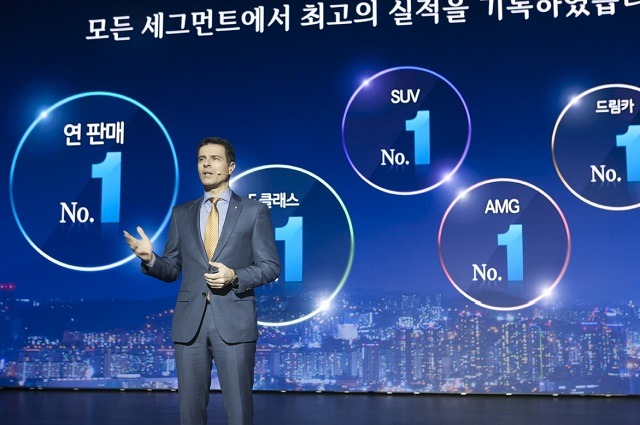 디미트리스 실라키스 대표이사 사장이 지난달 열린 신년 기자간담회에서 올해 목표 판매 대수를 7만 대 이상이라고 간접적으로 밝혔다. /메르세데스-벤츠 제공