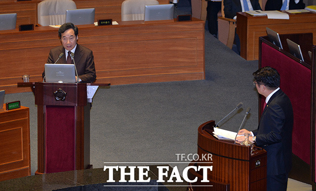 이낙연 국무총리가 6일 오후 서울 여의도 국회에서 열린 대정부질문에서 이종구 자유한국당 의원의 질의에 답하고 있다.