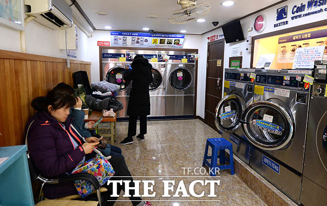 한파가 계속되는 6일 오후 서울 서대문구 충정로의 한 코인빨래방을 찾은 고객들이 세탁이 다 되길 기다리고 있다. /김세정 인턴기자