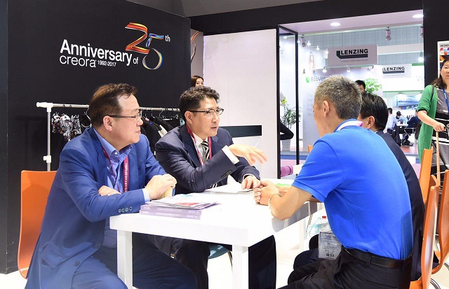 조현준 효성 회장(왼쪽 두 번째)이 지난해 10월 중국 상하이에서 열린 인터텍스타일 상하이 2017 전시회에서 고객과 상담하고 있다./효성 제공