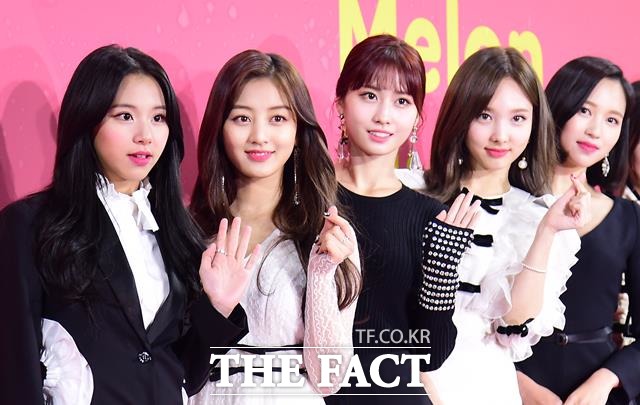 일본 내 K-POP 대세는 트와이스 성공도 하나의 모델. 트와이스는 눈으로 한 번, 귀로 한 번 감동을 준다는 의미를 담고 있다. 서울 고척스카이돔에서 열린 2017 멜론 뮤직 어워드에 참석한 트와이스 멤버. /임세준 기자