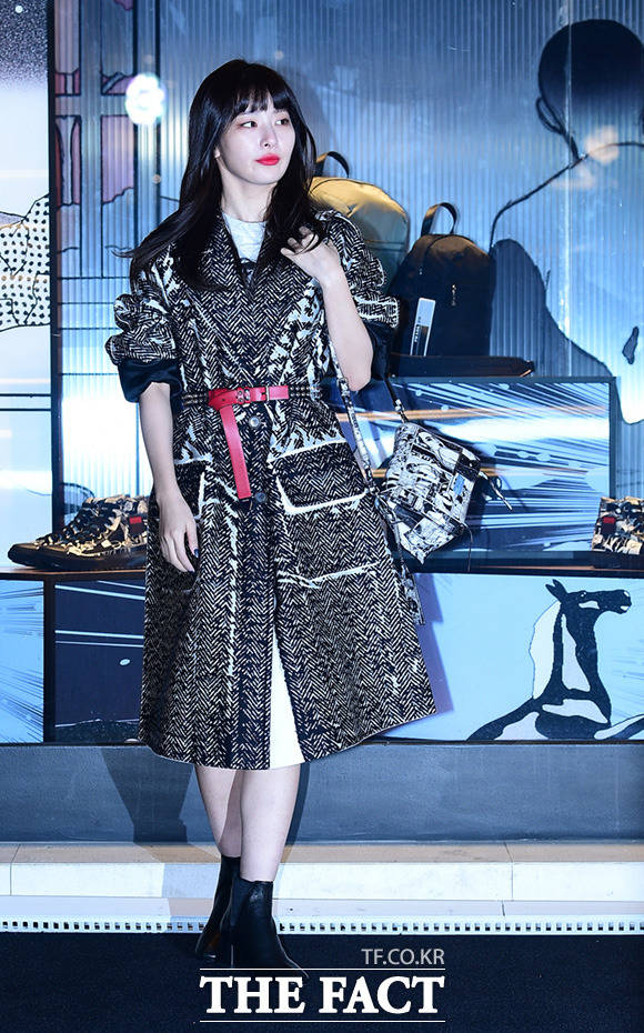 레드벨벳 슬기가 7일 오후 서울 강남구 프라다 청담점에서 열린 프라다 코믹스 칵테일 파티에 참석해 포즈를 취하고 있다. /임세준 기자
