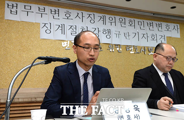 사회를 맡은 정병욱 변호사(왼쪽)