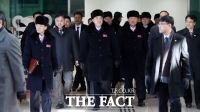 [TF포토] 육로로 입경하는 북한 태권도 시범단