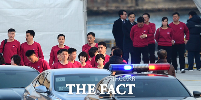 현송월 단장(오른쪽 위)이 북한 삼지연 관현악단 등 예술단원들이 하선하는 모습을 지켜보고 있다.