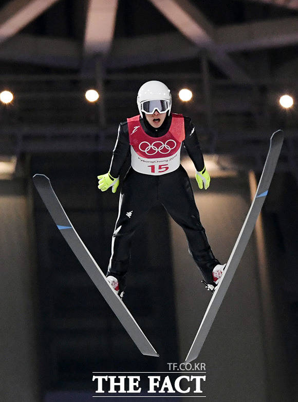 스키점프 남자 노멀힐에 출전한 김현기가 2018평창동계올림픽 개막을 하루 앞둔 8일 저녁 강원도 평창 스키점프 센터에서 열린 남자 스키점프 노멀힐 예선 경기에 출전하고 있다./임영무 기자