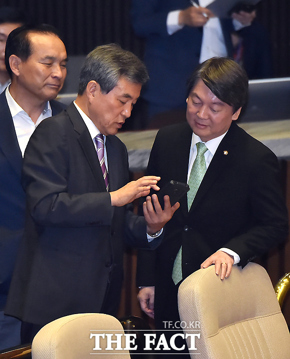 안철수 국민의당 대표와 비례대표인 이상돈 의원이 국회 본회의에서 대화하는 모습./더팩트 DB