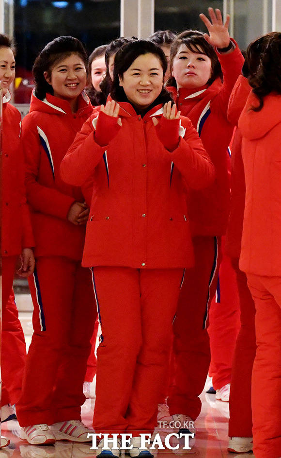 2018평창동계올림픽 개막을 하루 앞둔 8일 오후 북한 응원단이 강원 인제스피디움 로비에서 취재진에게 반갑게 인사하고 있다. /이덕인 기자