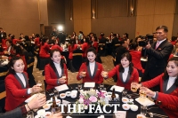 [TF포토] '평창올림픽 성공을 위하여'…북한 응원단의 건배