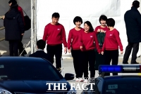 [TF포토] 점심 식사 후 강릉아트센터 출발하는 북한 예술단