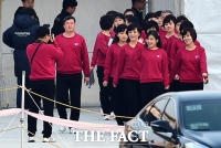 [TF포토] '미소 만개'…만경봉호 하선하는 북한 예술단