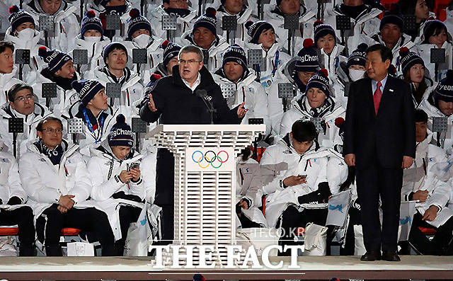 9일 오후 강원도 평창 올림픽 스타디움에서 열린 2018 평창동계올림픽 개회식에서 토마스 바흐 IOC 위원장이 연설을 하고 있다. /임영무 기자