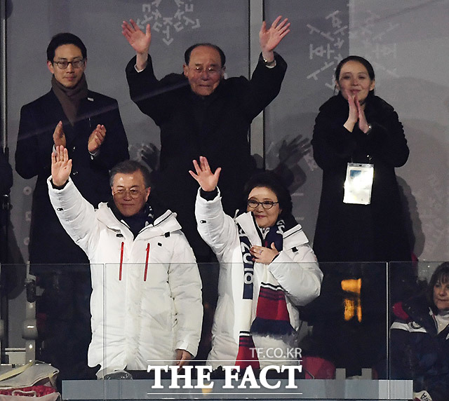 2018 평창동계올림픽 개회식이 9일 오후 강원도 평창 올림픽스타디움에서 열려 문재인 대통령 부부와 북한 김영남 김여정이 선수단을 보고 손을 흔들고 있다. /평창=임영무·남윤호 기자