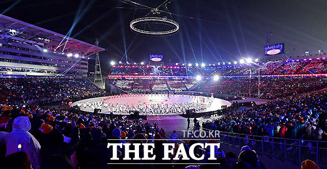 9일 오후 강원도 평창 올림픽 스타디움에서 열린 2018 평창동계올림픽 개회식에서 남북 선수단이 한반도기를 흔들며 입장하고 있다.