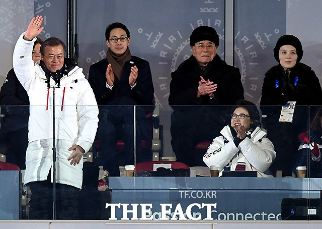 2018 평창동계올림픽 개회식이 9일 오후 강원도 평창군 평창 올림픽스타디움에서 열려 문재인 대통령이 손을 흔들고 있다. /임영무 기자