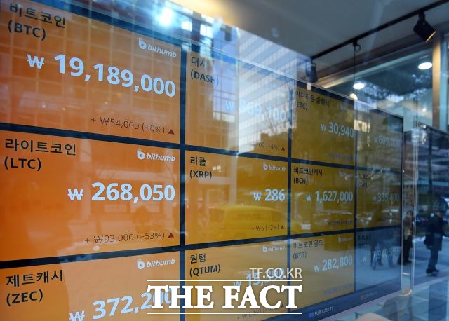 비트코인은 9일 현재 900만원대를 회복하며 상승세를 보이고 있다. 사진은 서울 중구에 위치한 국내 가상화폐 거래소 빗썸 시세전광판. /사진=이새롬 기자