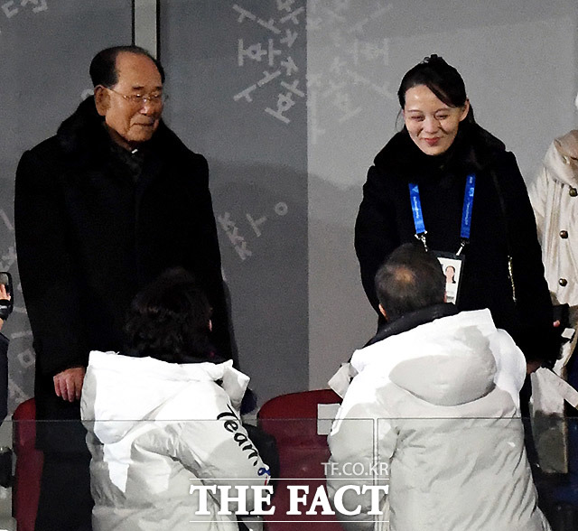 하나된 열정이라는 슬로건으로 열리는 세계인의 겨울 축제 2018 평창동계올림픽 개회식이 9일 오후 강원도평창 올림픽스타디움에서 열려 김최고인민회의 상임위원장과 김여정 당 중앙위원회 제1부부장이 문재인 대통령 부부와 악수를 나누고 있다. /임영무 기자