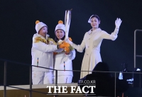 [TF포토] 평창올림픽 성화 점화식을 장식하는 김연아