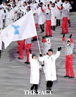 [TF포토] 11년 만에 공동입장 '한반도기 든 남북 선수들'