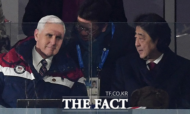2018 평창동계올림픽 개회식이 9일 오후 강원도 평창 올림픽스타디움에서 열려 미국 마이크 펜스 부통령(왼쪽)과 일본 아베신조 총리가 행사에 참석하고 있다. /임영무 기자