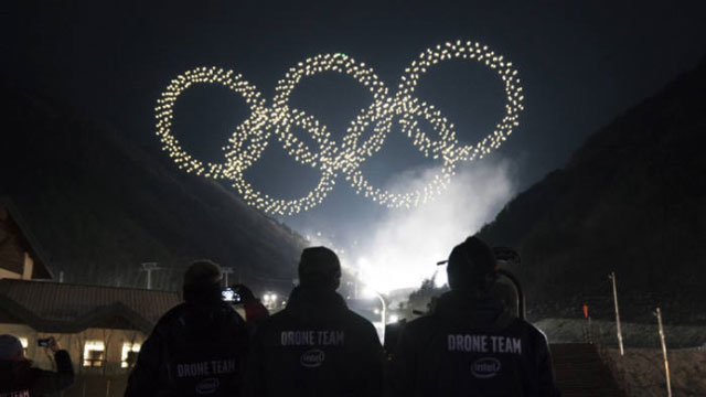9일 평창동계올림픽 개막식에서 인텔 드론 슈팅스타 1218대가 동시비행으로 스노보더와 오륜기 형상을 그렸다./인텔 제공