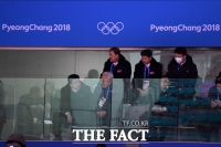 [TF포토] 여자 아이스하키 단일팀 경기 기다리는 장웅