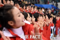 [TF포토] '환상적인 응원전 펼치는 북한 미녀 응원단'