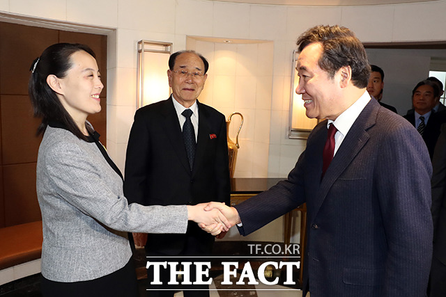 이낙연 국무총리(오른쪽)와 김여정 조선노동당 중앙위원회 제1부부장이 11일 오전 서울 광진구 워커힐 호텔에서 북한 고위급 대표단 오찬을 앞두고 악수를 하고 있다. /남용희 기자