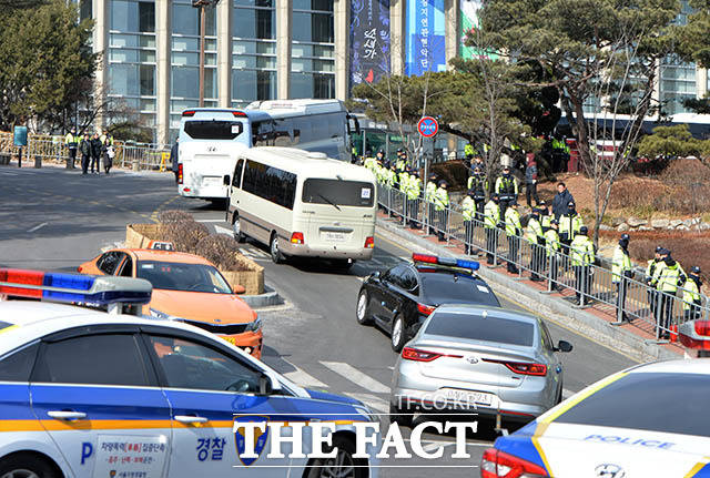 현송월 단장이 이끄는 북한 삼지연관현악단이 11일 오후 예정된 2차 공연을 준비하기 위해 서울 중구 국립극장으로 들어서고 있다. /김세정 인턴기자